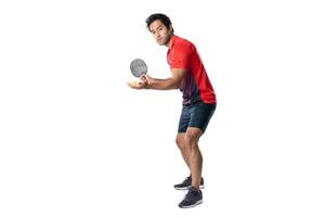 portrait d'athlète masculin sportif jouant au tennis de table isolé. photo