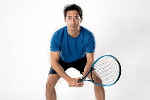 joueur de tennis masculin jouant au tennis avec un geste de victoire. photo