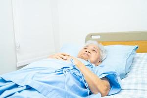 une patiente âgée ou âgée âgée se couche dans l'hôpital de soins infirmiers, un concept médical fort et sain. photo