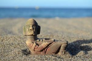statue antique dans le sable photo