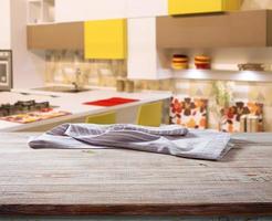serviette blanche, nappe sur maquette de terrasse en bois. fond intérieur de cuisine photo