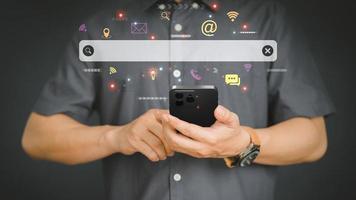 homme utilisant un téléphone portable dans la pièce pour rechercher des informations sur les données de navigation sur Internet. concept d'entreprise pour smartphone utilisant la recherche avec votre site Web. photo