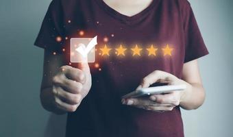 Évaluation de la satisfaction client 5 étoiles en ligne, l'utilisateur a reçu un excellent service, passez en revue le service le mieux noté, la meilleure attention, un très bon service impressionné, les commentaires des clients photo