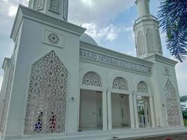 bâtiment de la mosquée blanche. extérieur blanc sur fond de ciel bleu photo