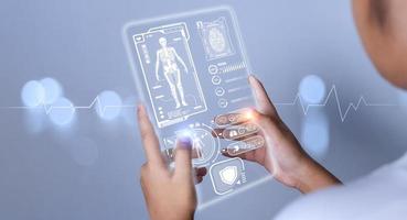 la main d'une femme médecin pousse un harogramme d'icône médicale. concepts médicaux, traitement, technologie médicale, application médicale photo