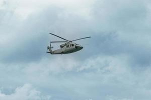 hélicoptère militaire de la marine grise volant dans le ciel photo