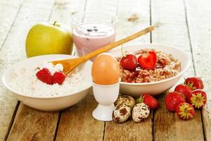 petit-déjeuner sain. aliments différents sur une table en bois. photo