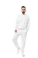 bel homme portant des vêtements blancs vierges sur fond blanc photo