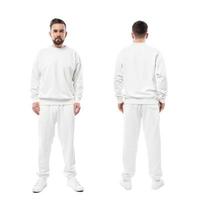 bel homme portant des vêtements blancs vierges sur fond blanc photo