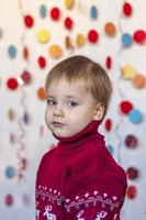 portrait d'un garçon mignon. les émotions des enfants. Noël et Nouvel An. photo