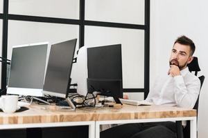 jeune homme d'affaires travaillant dans le bureau moderne photo