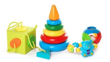 collection de jouets en plastique colorés pour les petits enfants. photo