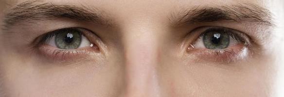 gros plan de beaux yeux et sourcils masculins photo