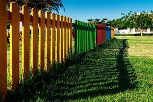clôture en bois colorée d'une aire de jeux. image horizontale. photo