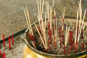 encensoir traditionnel avec des bâtons fumants à l'intérieur d'un temple bouddhiste. photo