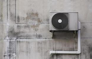 ancien condenseur de climatiseur sur fond de mur gris avec espace de copie photo