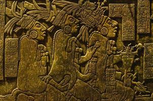 anciens dessins mayas sur le mur de pierre photo