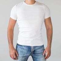 homme portant une chemise en coton blanc avec un espace vide pour votre texte ou votre logo photo