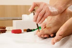 massothérapie professionnelle - massage des pieds avec des outils spéciaux photo