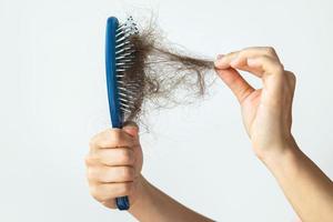 brosse à cheveux avec beaucoup de cheveux féminins photo