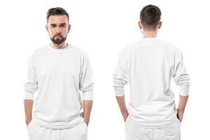 bel homme portant un t-shirt blanc à manches longues avec un espace vide pour le design photo