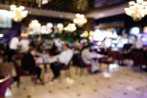 les gens dans le restaurant arrière-plan flou photo