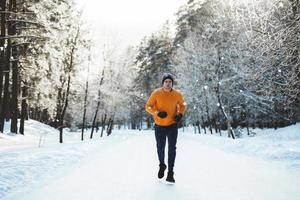 jeune jogger pendant son entraînement à winter park photo