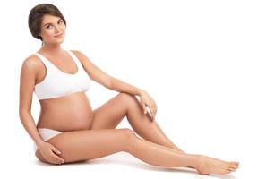 jeune et femme enceinte sur fond blanc photo