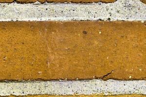 vue détaillée sur une texture colorée de mur de briques anciennes et altérées comme arrière-plan panoramique. photo