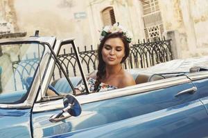 Belle femme au volant d'une voiture décapotable rétro photo