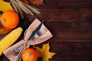 Couverts de Thanksgiving. décor de table de fête sur fond en bois. photo