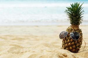 ananas et lunettes de soleil photo