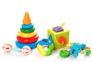 collection de jouets en plastique colorés pour les petits enfants. photo