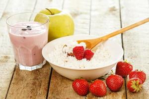 petit-déjeuner sain. aliments différents sur une table en bois. photo