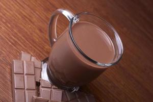 cacao chaud dans une tasse en verre photo