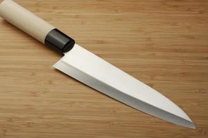 couteau sur fond de bambou photo