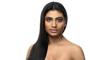 femme indienne avec une peau lisse et de longs cheveux noirs sur fond blanc photo