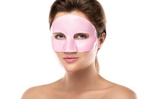 belle jeune femme avec un masque facial en caoutchouc sur son visage photo