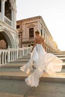 femme portant une belle robe blanche marchant dans une rue de la ville de venise