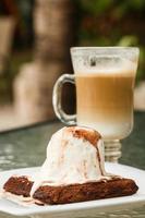 brownie avec glace et café au lait photo