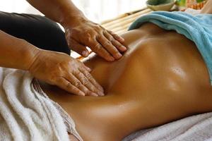 gros plan du ventre féminin pendant le massage professionnel photo