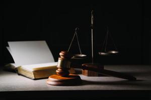 concept de justice et de droit. juge masculin dans une salle d'audience avec le marteau, travaillant avec, clavier d'ordinateur et d'accueil, lunettes, sur table à la lumière du matin photo