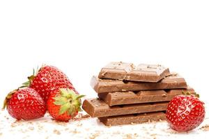 fraises et chocolat au lait sur fond blanc photo