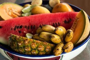 Libre de différents fruits sucrés dans un bol photo