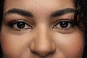 visage de femme noire avec de beaux yeux bruns photo