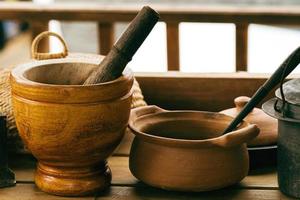 gros plan d'ustensiles de cuisine fabriqués à la main sur une table en bois dans une maison rurale. photo