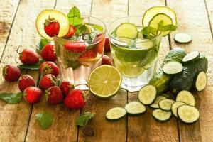 boisson rafraîchissante à la fraise, citron vert et concombre photo