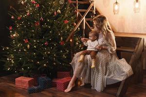 une mère heureuse et son mignon petit fils célèbrent noël ou le nouvel an. photo