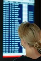 femme regardant sur l'écran avec des informations sur un vol dans un aéroport photo