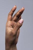 main de femme noire avec une belle manucure photo